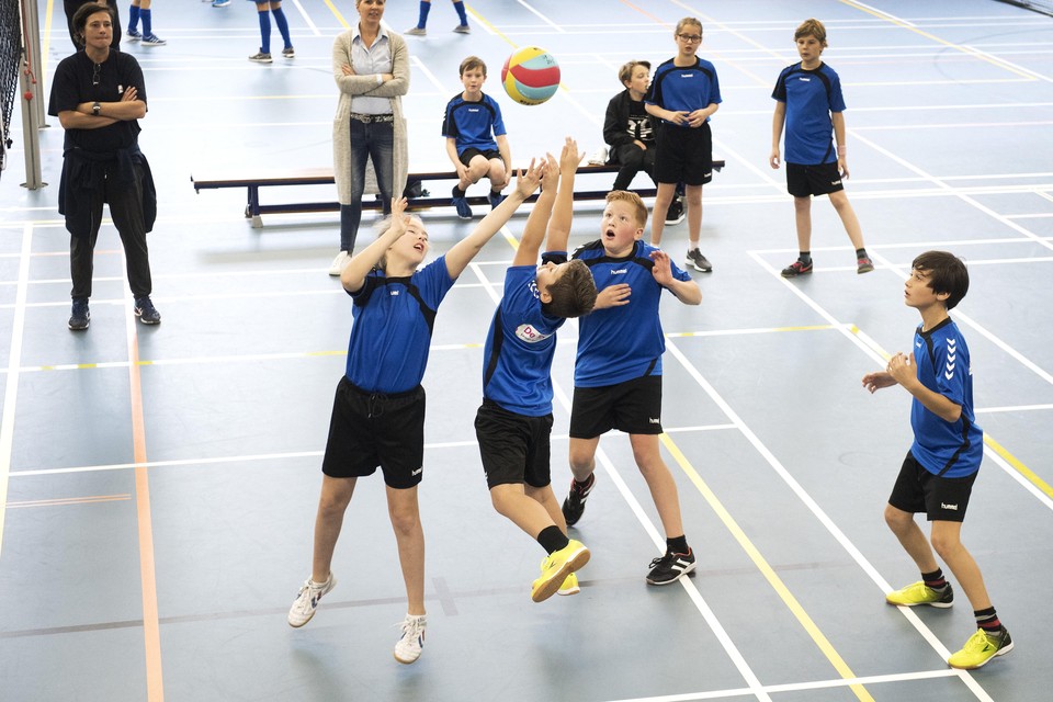 Schoolvolleybaltoernooi in sporthal Zeewijk met De Toermalijn 4 (op foto) in actie tegen De Zefier 1.