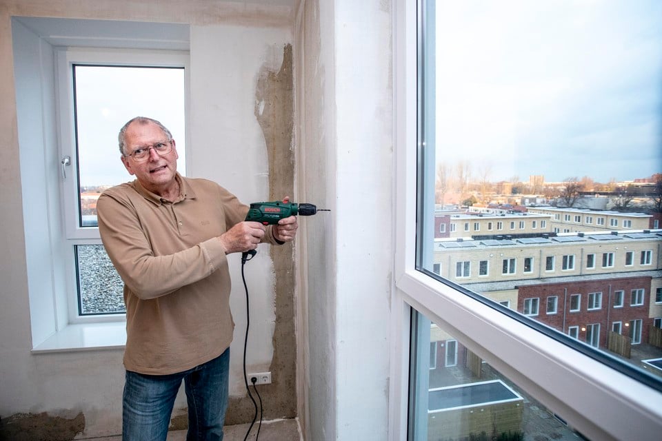 Herman Wijkhuisen aan het klussen in zijn nieuwe appartement, hij maakte gebruik van een doorstroomregeling voor ouderen.