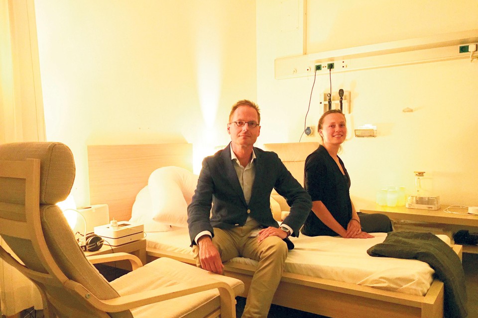 Hoogleraar psychiatrie Nic van der Wee en onderzoekscoördinator Floor van  der Does. Deelnemers krijgen psilocybine toegediend in een kamer met gedempt licht.
