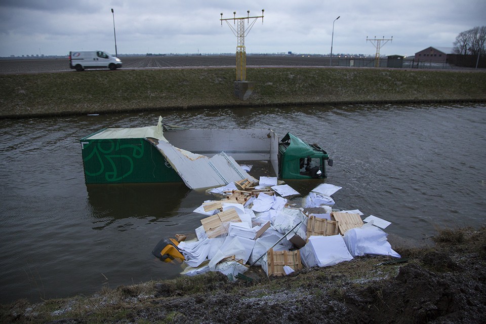 Vrachtwagen te water in de Hoofdvaart bij Lijnden/ Foto: Michel van Bergen