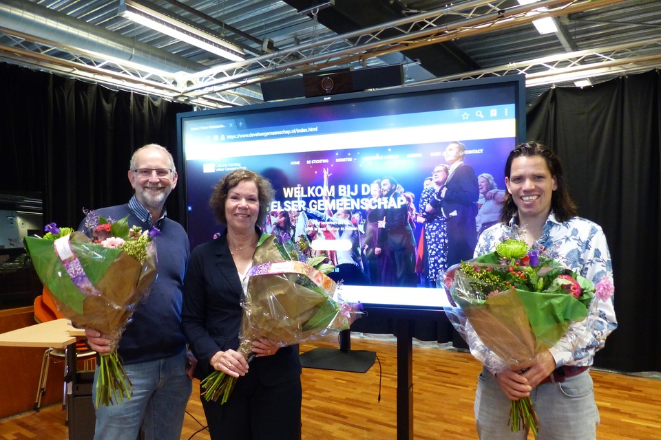 Wethouder Marianne Steijn (tweede links) neemt de nieuwe website van de Velser Gemeenschap in gebruik.