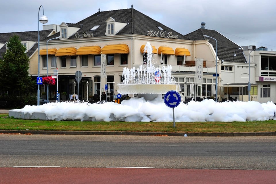 Grappenmakers laten fontein in Hoofddorp schuimen. Foto Eric van Lieshout 