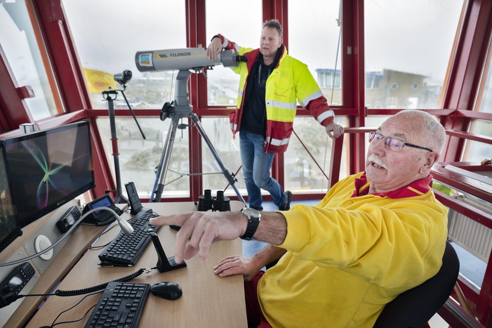 Hans Rozemeijer (links) en Fred Dictus aan het werk in de uitkijktoren van reddingsstation De Waecker.