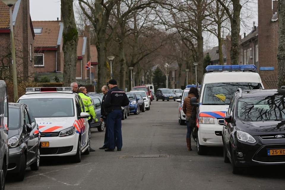 De politie onderzocht zeer uitgebreid een woning in Heemstede. Foto Rowin van Diest