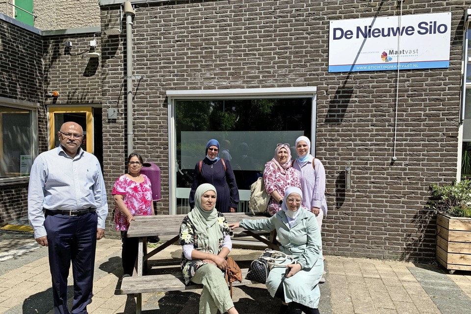 Glenn Hussain, naast hem Irene Ishaak, vooraan Aicha Benrhziyel en vrijwilligers en bezoekers van de maandagmiddag inloop in De Nieuwe Silo.