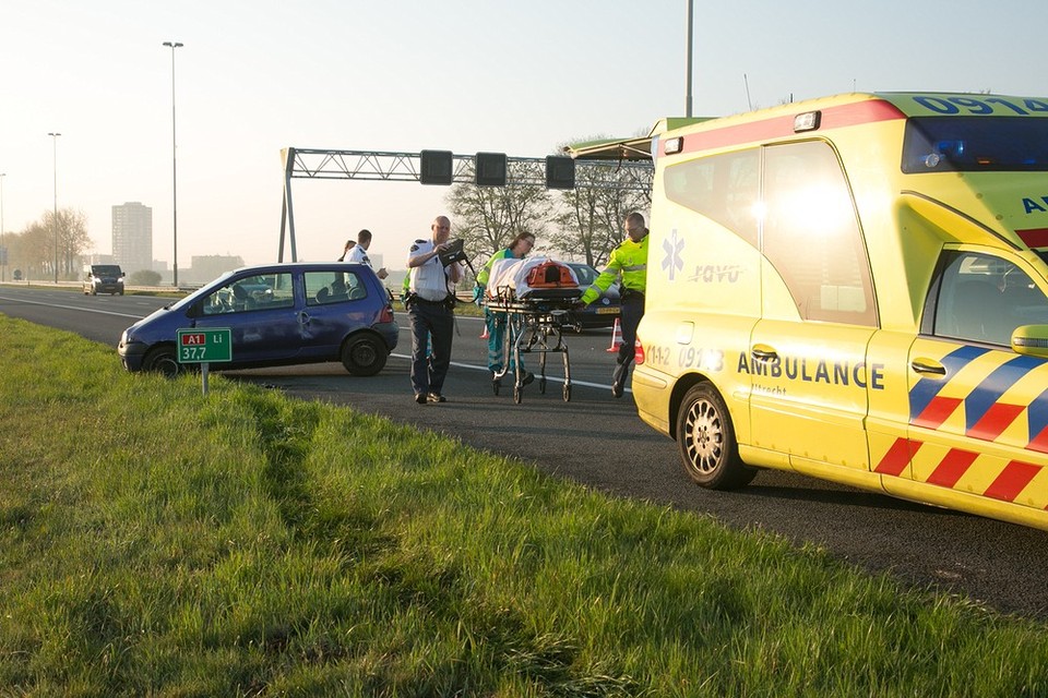 Gewonde bij eenzijdig ongeval op A1. Foto Caspar Huurdeman