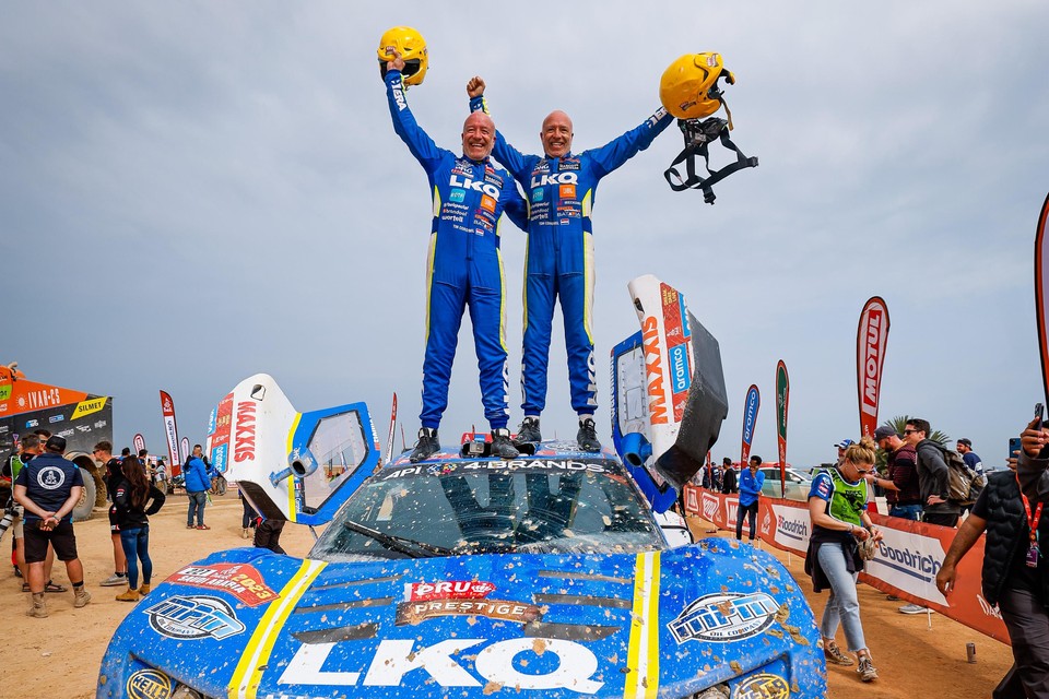 Tim en Tom Coronel kregen onderweg heel wat voor hun kiezen, maar wisten toch de finish te halen in de Dakar Rally.