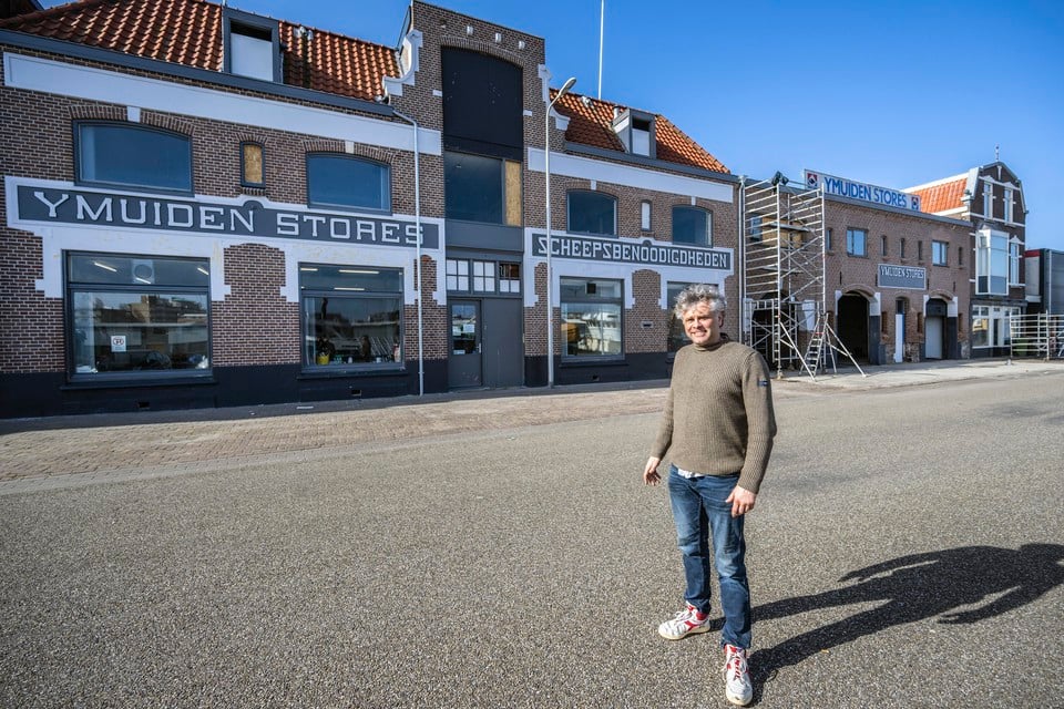 Arend Bouma bij zijn panden van IJmuiden Stores