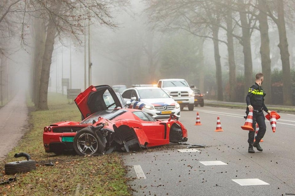 Een proefrit liep fout af dinsdagochtend: een Ferrari Enzo van 3 miljoen euro crashte in Baarn.