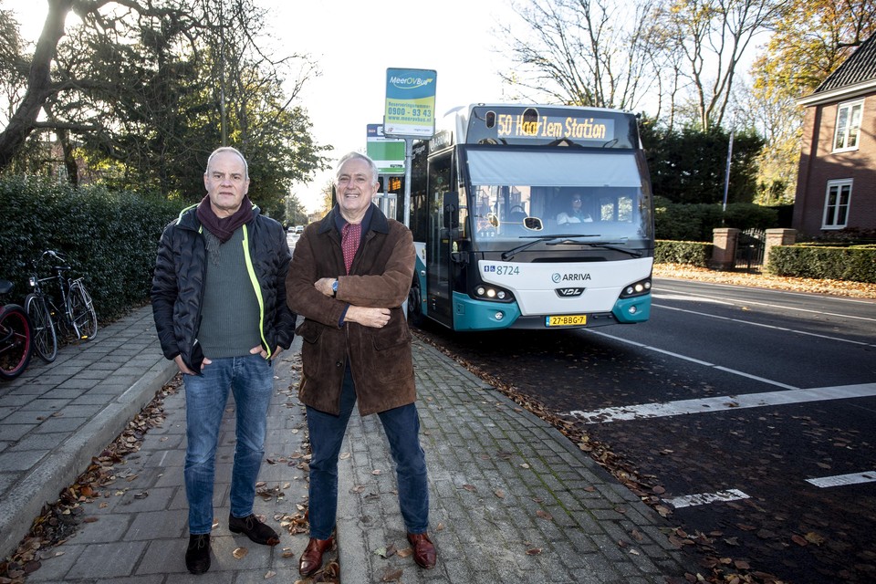 Dick Duijn en Theo van Dijk (r) hebben geholpen de bushalte van lijn 50, halte Rijksstraatweg-Bennebroekerlaan, te redden.