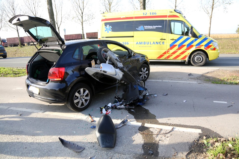 Scooterrijder in Lijnden gewond door aanrijding met auto. Foto Michel van Bergen