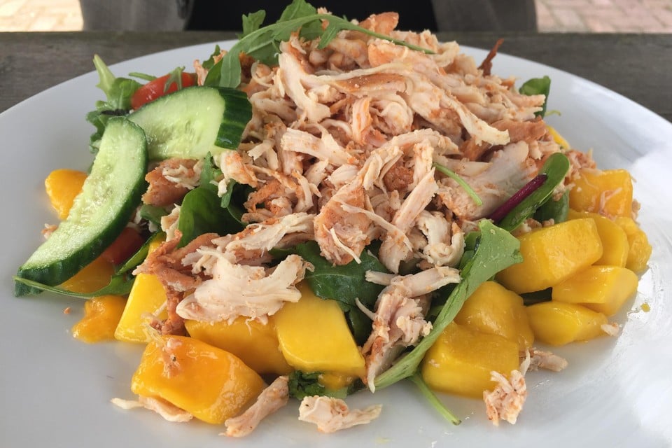 Salade ’Bij Hen’ met pulled chicken en mango.