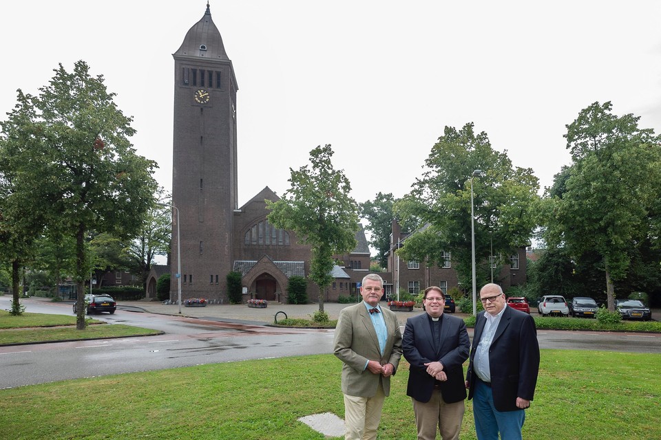 Pastoor Jan-Jaap van Peperstraten, Michel Bakker en Richaerd Käller van de gebouwencommissie van de OLVH-kerk.