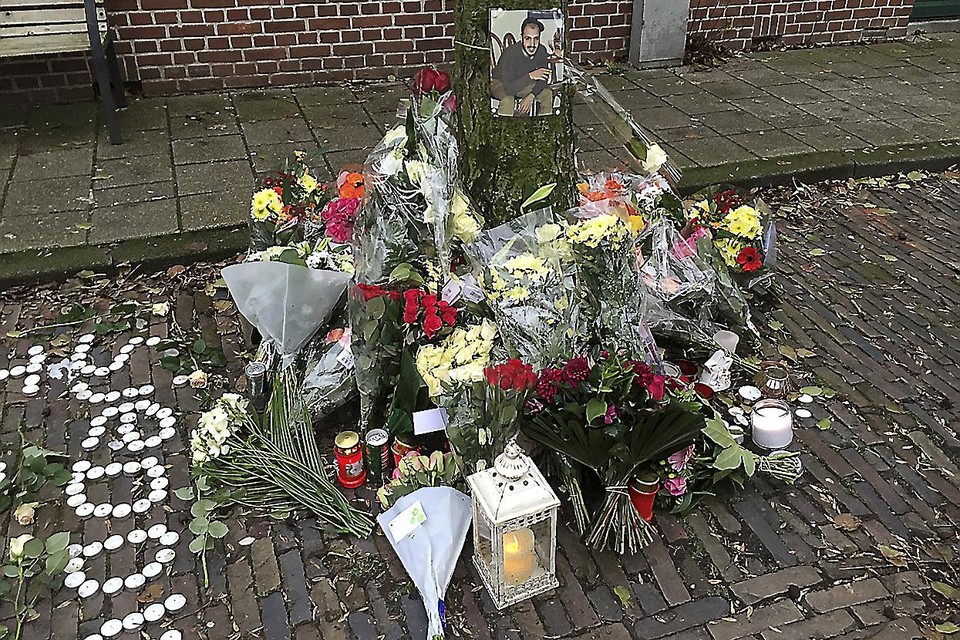 Bloemen in Haarlem voor de doodgestoken Sjeddy.