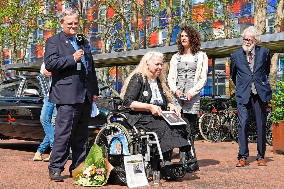 De herdenking op het Mediapark met Hilbrand Nawijn en Jennifer Vetter.