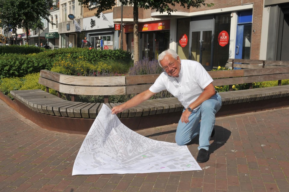 Hans Visser met een plattegrond van de Breestraat: ,,Ik denk echt dat we de allure van weleer terug kunnen krijgen in de straat.’’