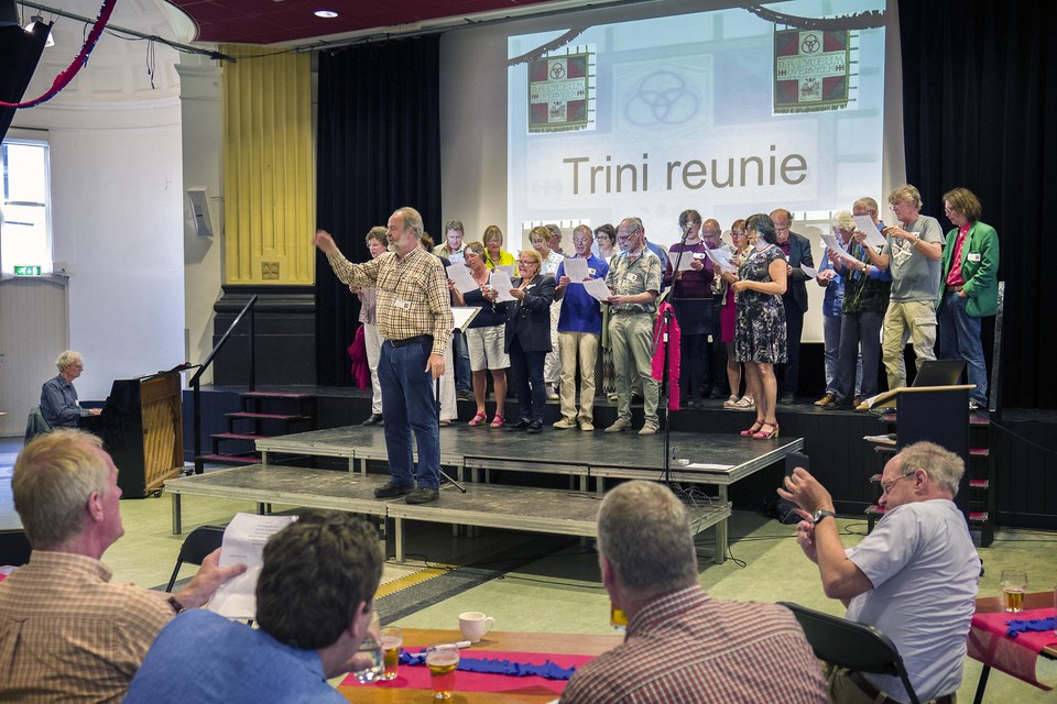 Tijdens de reünie in 2018 werd onder leiding van oud-leerling Jan Peter Versteege uit volle borst gezongen.