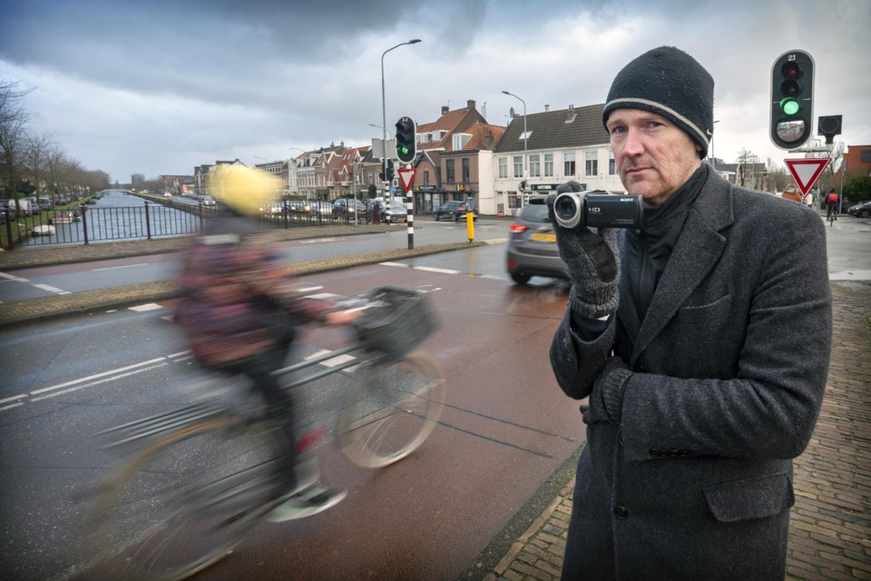 Geert Kloppenburg bij de fietsers op de Schouwtjesbrug.
