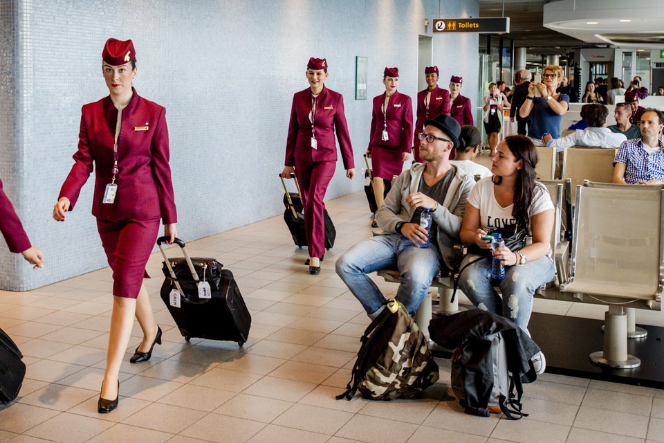 Qatar Airways legt allerlei kledingvoorschriften op aan stewardessen.