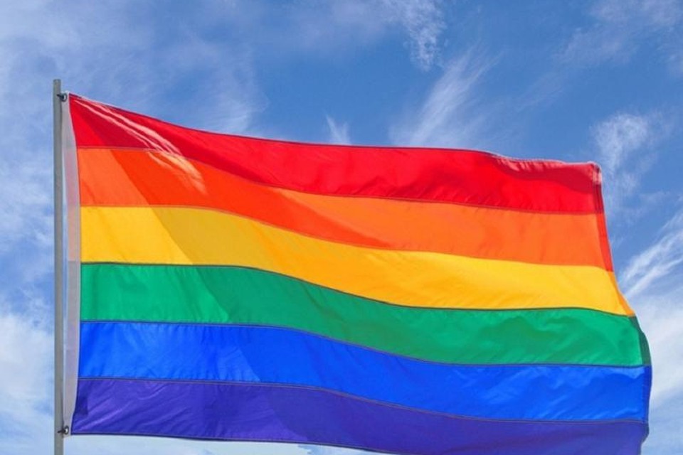 De regenboogvlag. Symbool van tolerantie ten aanzien van LHBT’ers.