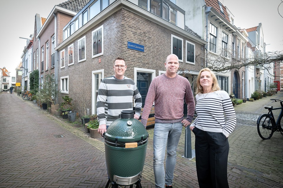 Joop Verbaan, Jeroen Idsinga en Annemarie van Antwerpen in de Lange Annastraat die straks wordt afgesloten tussen 11 en 6 uur.