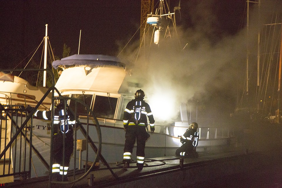 Boot in brand gevlogen aan Pol in Spaarndam. Foto Michel van Bergen