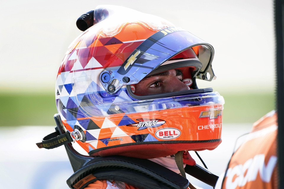 Rinus van Kalmthout overlegt met zijn pitcrew tijdens de training voor de wedstrijden op de Iowa Speedway.