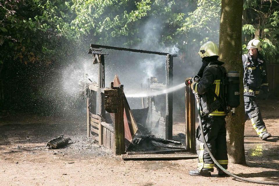Brand in speeltoestel bij Baarnse school trekt veel bekijks. Foto Caspar Huurdeman