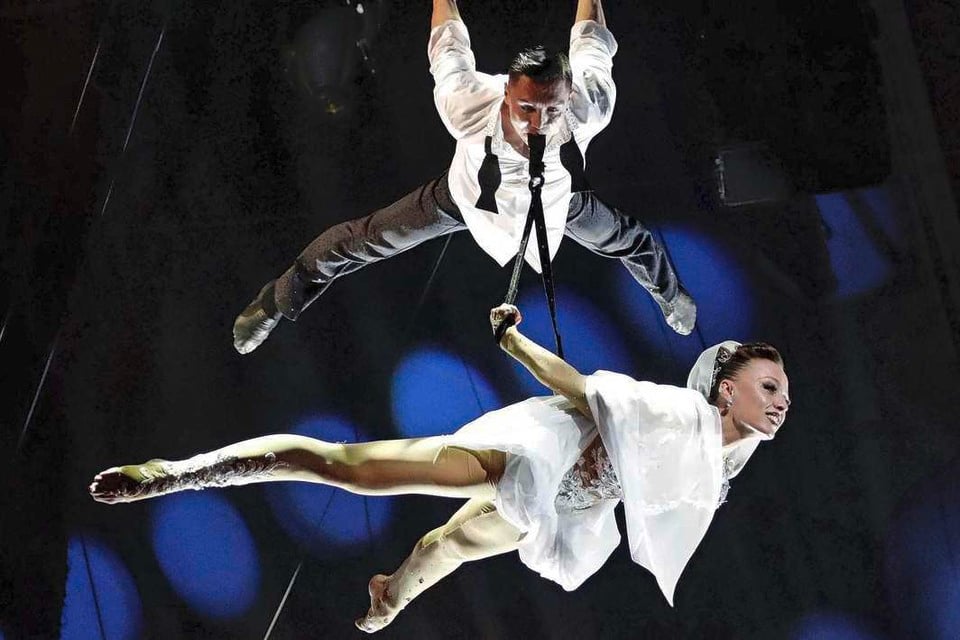 Acrobaten Rustem en Kristina, beter bekend onder hun artiestennaam de Sky Angels, vielen in 2020 tijdens hun act in Carré tien meter naar beneden.