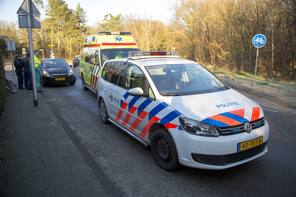 Fietser aangereden door auto op de Oosterduinweg in Aerdenhout/ Foto: Michel van Bergen