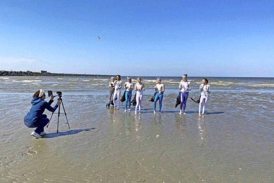 Leerlingen van de Montessorischool Beverwijk filmen op het strand.