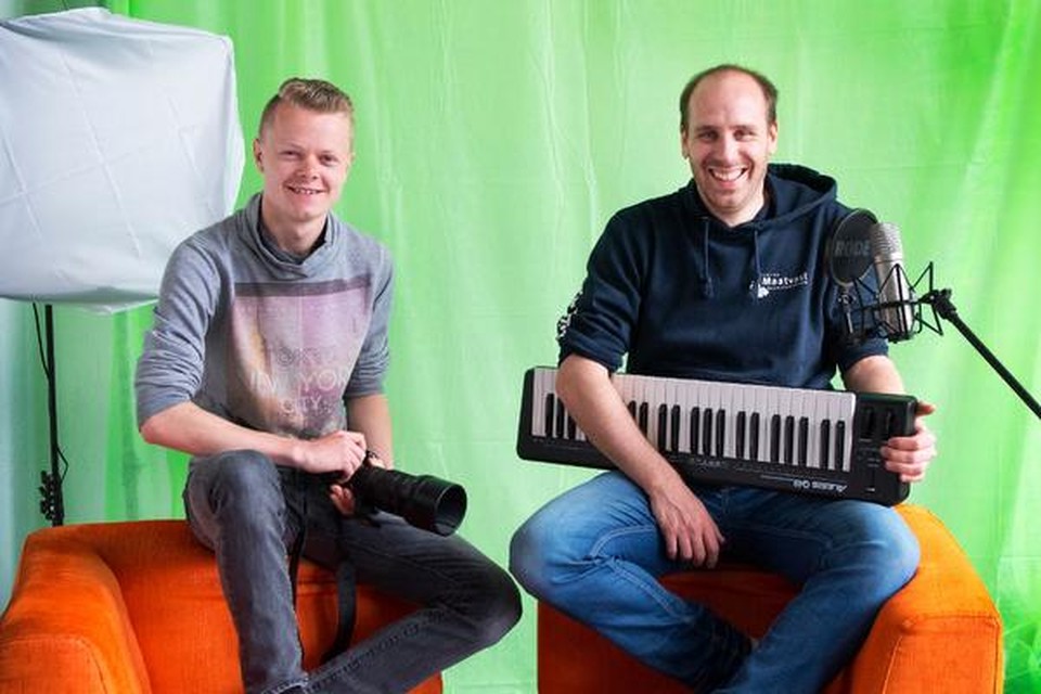 Joey van der Linden en Jordy van Duin verheugen zich op de nieuwe multimediastudio in De Hype.