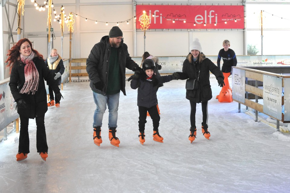 De familie Klumper op de ijsbaan op het Stationsplein.
