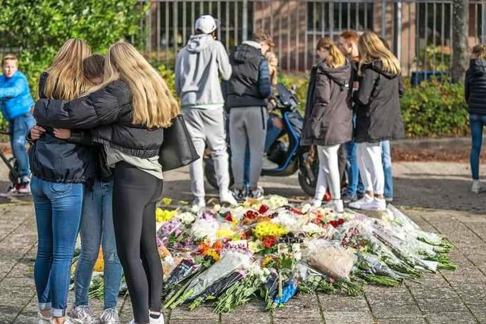 Scholieren leggen bloemen en rouwen bij middelbare school Oscar Romero in Hoorn waar vorig jaar een leerling overleed na een steekincident.
