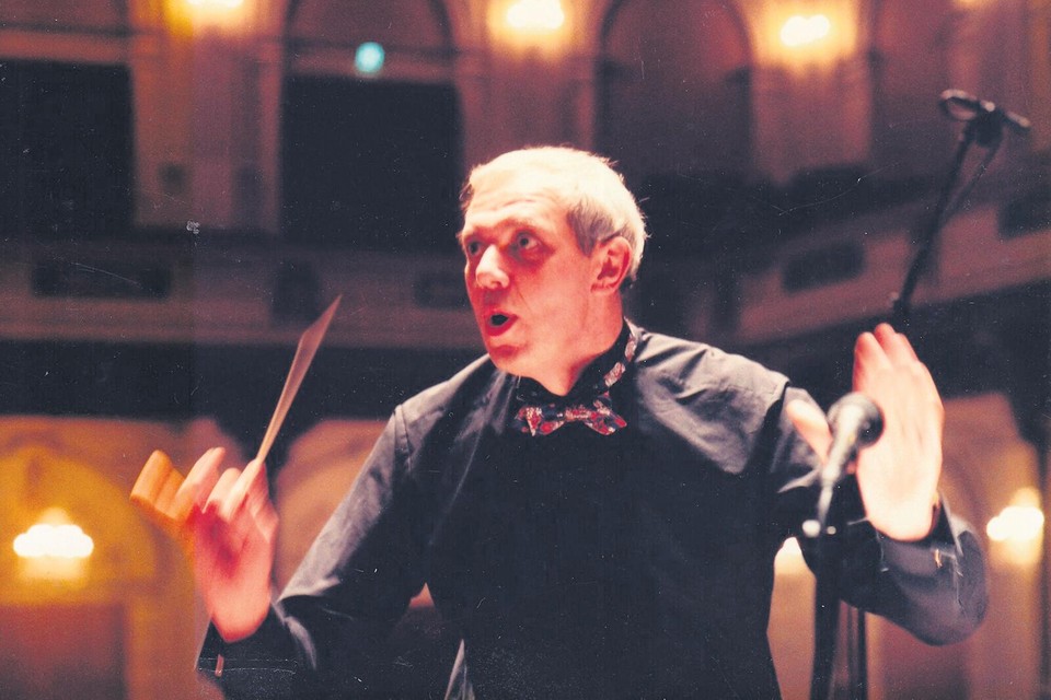 Bakker dirigeert het Metropole Orkest in het Amsterdamse Concertgebouw, 1993.