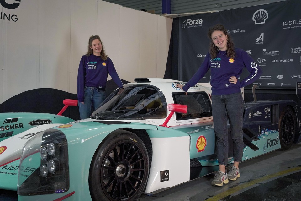 Sanne Zuidmeer uit Naarden en Sophie Cleton uit Hilversum: ’Niemand bouwt waterstof-racewagens op deze manier, dus we moeten alles zelf uitzoeken en ontwikkelen’.