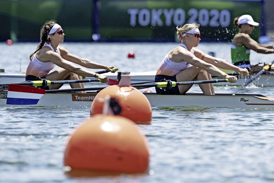 Roos de Jong en Lisa Scheenaard actie in de dubbel twee tijdens hun serie roeien op de Sea Forest Waterway op de Olympische Spelen.