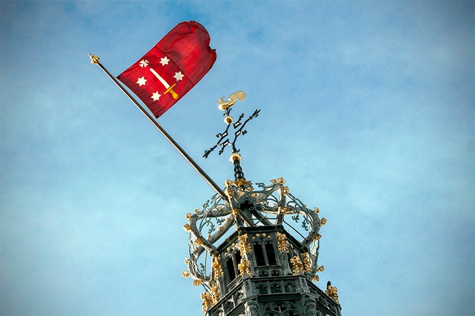 Ter gelegenheid van 769 jaar stadsrechten wappert de Haarlem-vlag aan de toren van de Grote Kerk. Foto Richard Stekelenburg