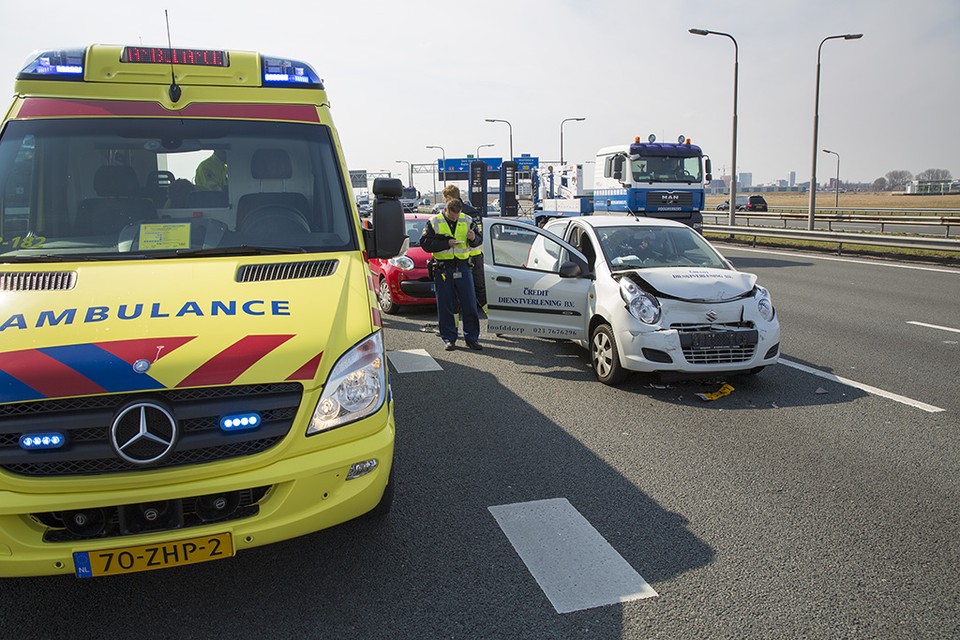 Ongeval met meerdere voertuigen op A4 Hoofddorp. Foto: Michel van Bergen