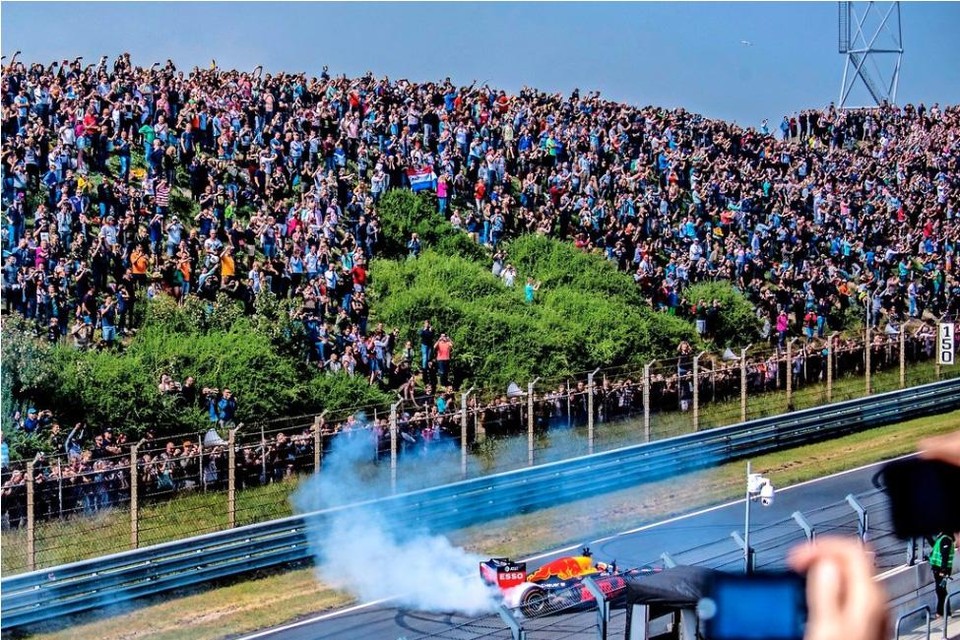 Max Verstappen tijdens driftdemo bij de Jumbo Familie Racedagen op het Circuit Park Zandvoort in mei van dit jaar.