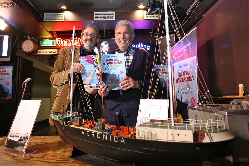Hans Becker (links) met Veronica coryfee Adje Bouwman en een replica van het schip Veronica.