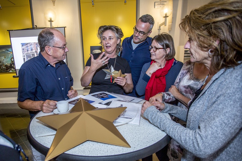 Kunstenares Madje Vollaers geeft in Haarlem uitleg over haar sterrenproject.