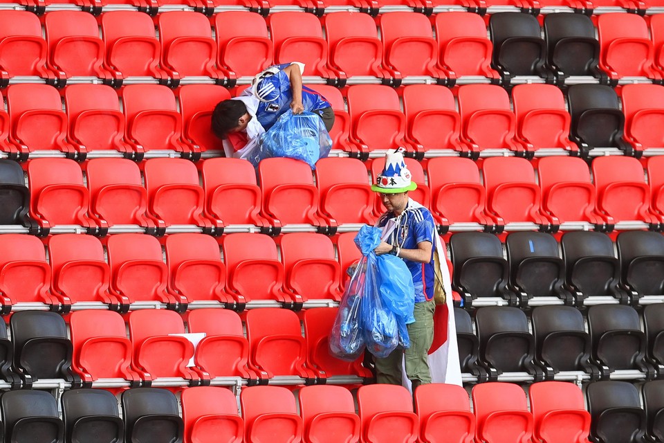 Japanse fans bezig met opruimen na de wedstrijd tegen Costa Rica.