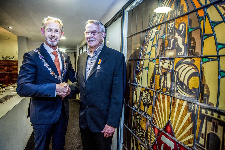 Marten Smits heeft in de synagoge in Heemstede een lintje gekregen van burgemeester Onno Hoes.