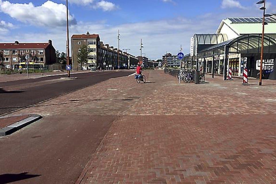 Het fietspad buigt af, fiets-, voetpad en zijstraat zijn lastig te onderscheiden.