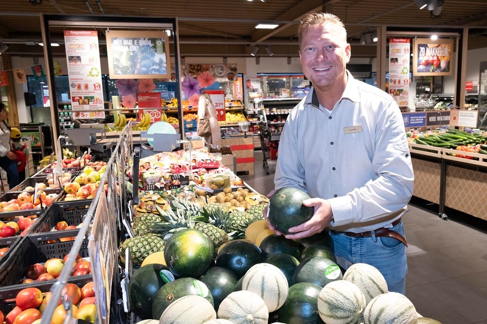 Raymond Bakker bij de groente- en fruitafdeling van de Plus aan het Marsmanplein.