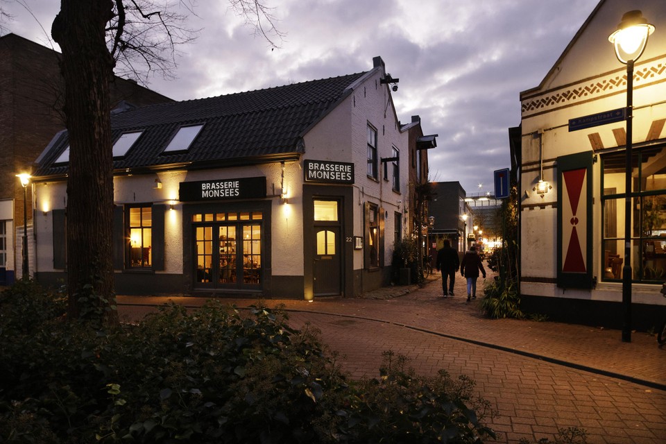 Brasserie Monsees is gevestigd op de hoek van de Kampstraat en de Biersteeg in Hilversum.