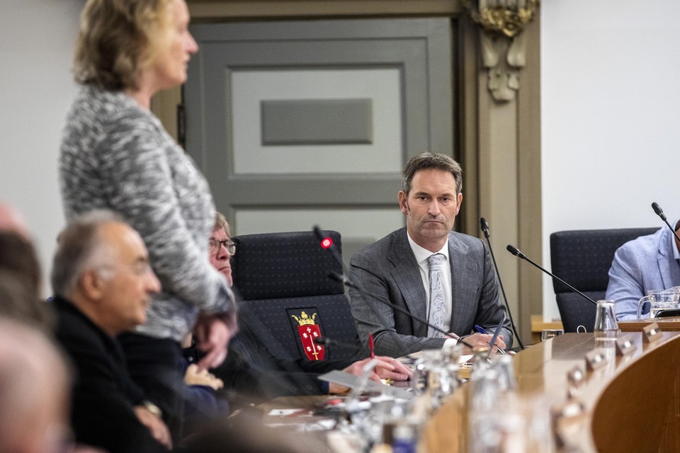 PvdA’er Ienke Verhoeff (l) vindt dat Rog ’de eer aan zichzelf moet houden’.