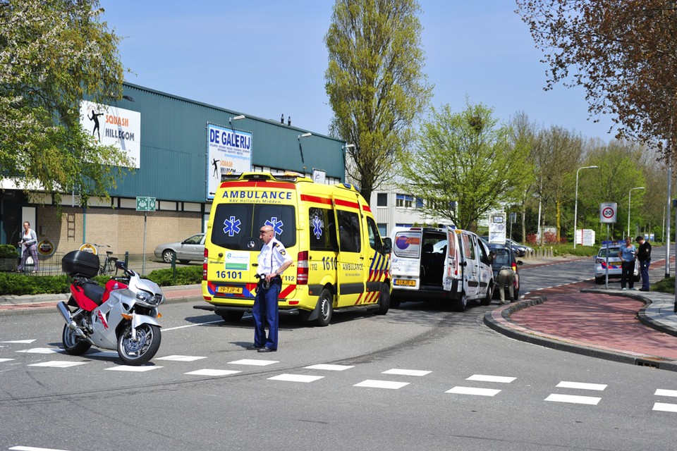 Hillegom: Motor klapt op busje. Foto Eric van Lieshout