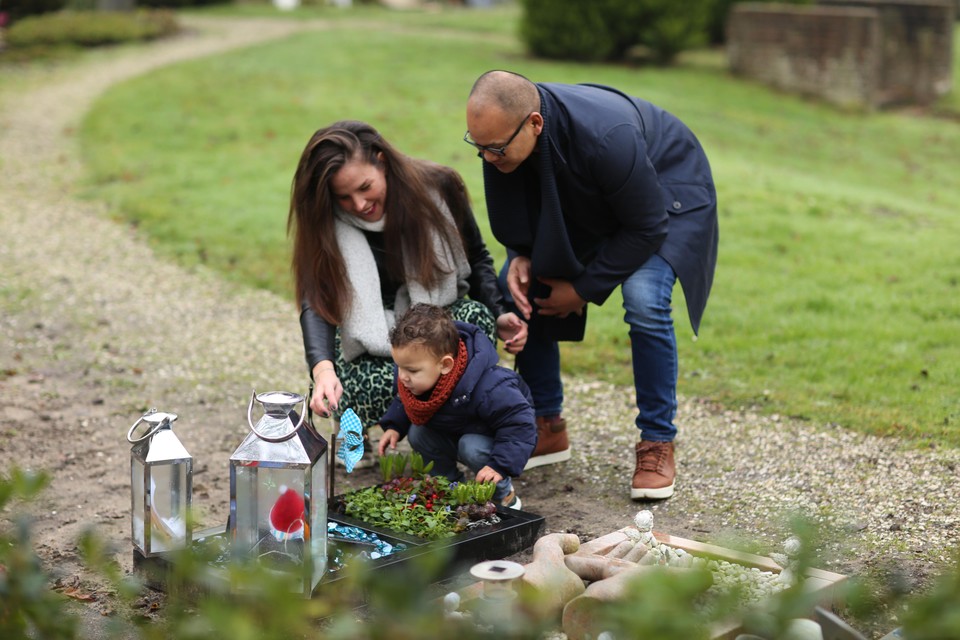 Lisette, Jethro en hun zoon bij het grafje van Nio.